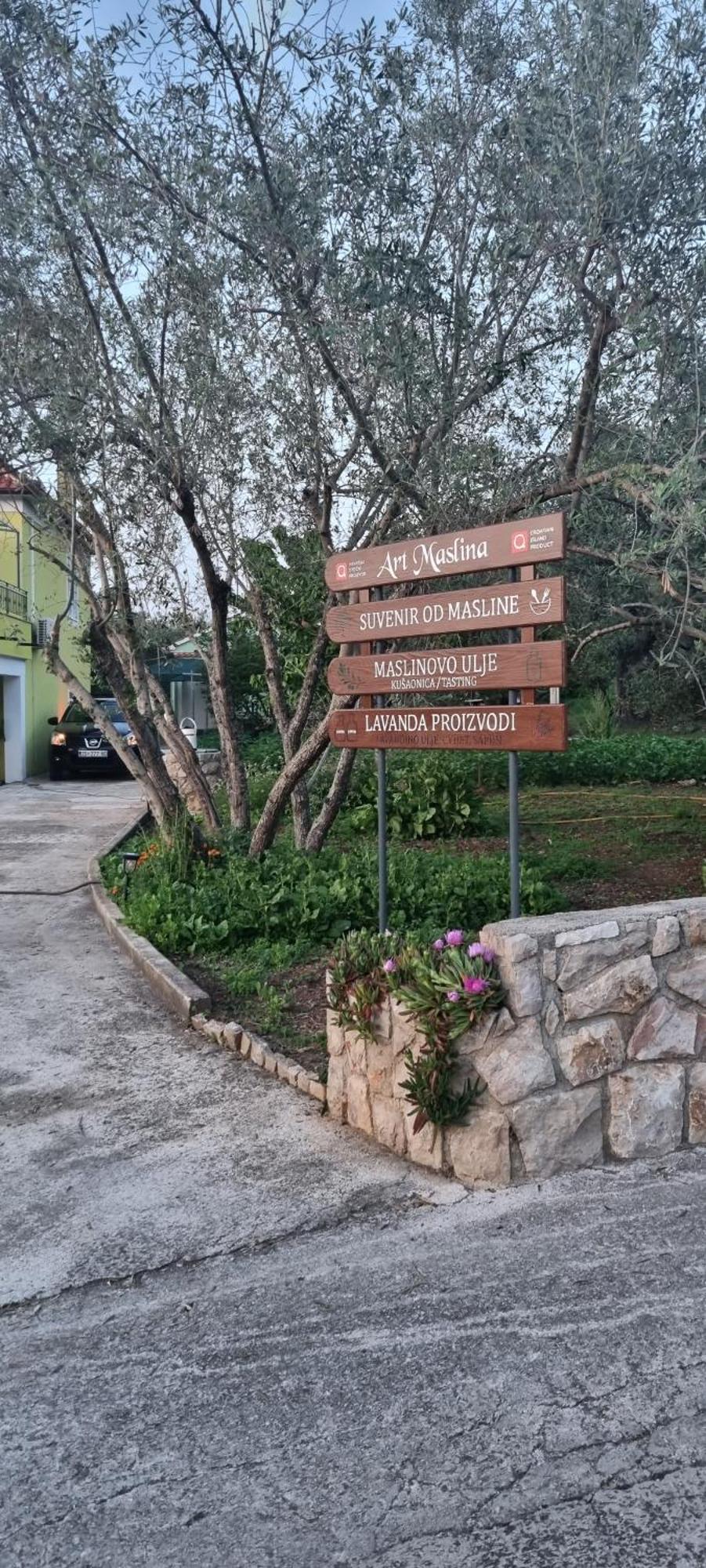 דירות Sutomiscica Senkini Dvori מראה חיצוני תמונה